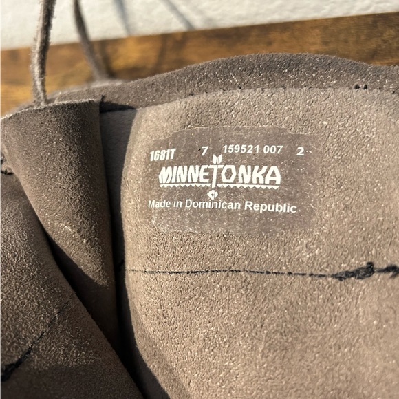 Minnetonka Women's Calf Hi 2-Layer Fringe Boot in Grey, size 7 M US. - Picture 4 of 4